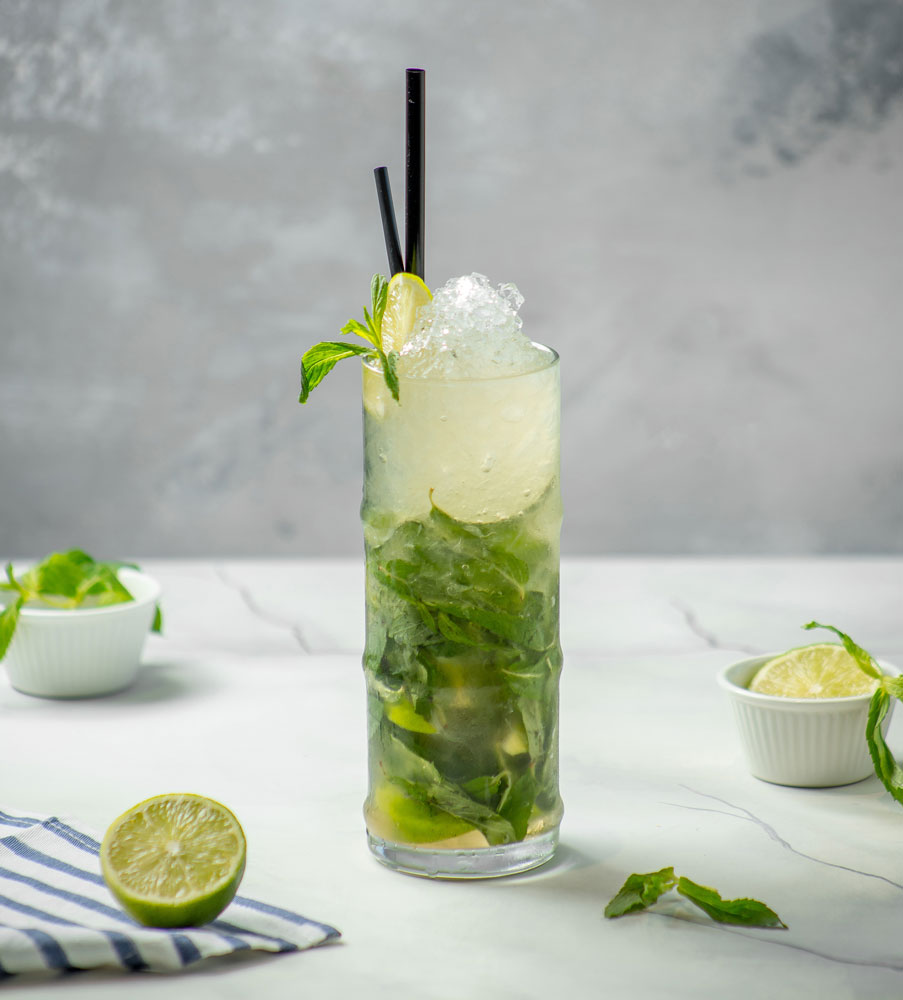 traditional-mojito-with-ice-mint-table